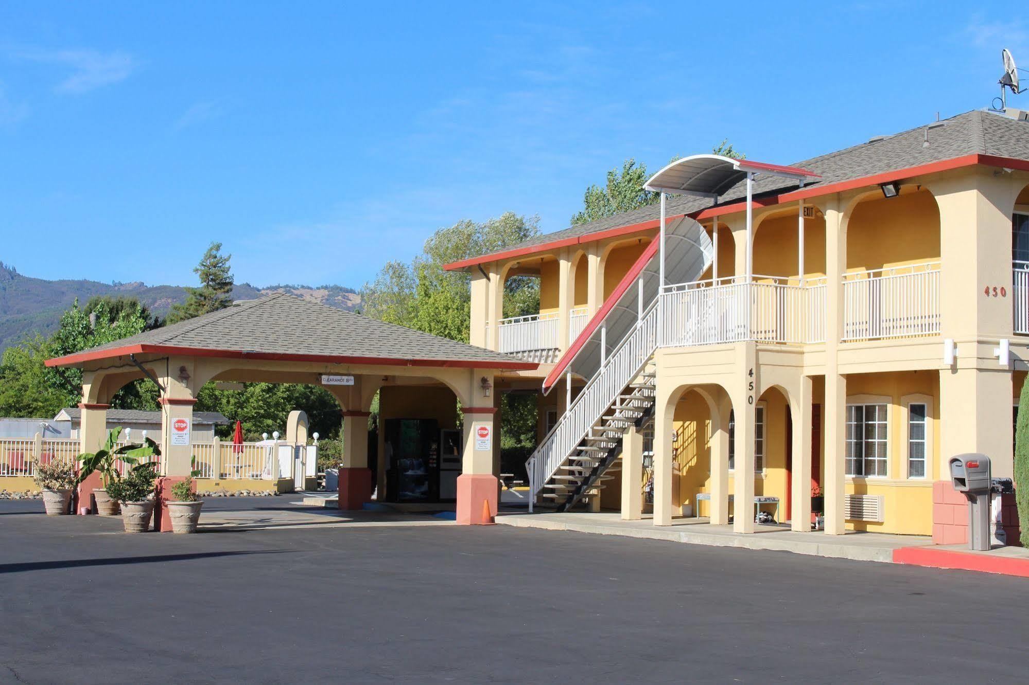 Upper Lake Inn & Suites Exterior photo